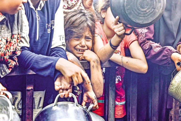 避難民となったパレスチナ人として少女が反応