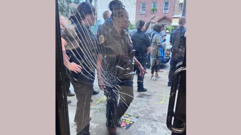 ニューヨーク領事館での暴力的な妨害行為で逮捕者が出た