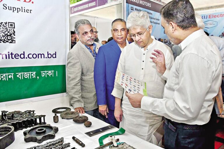 自動車と農業機械の見本市が市内で開幕