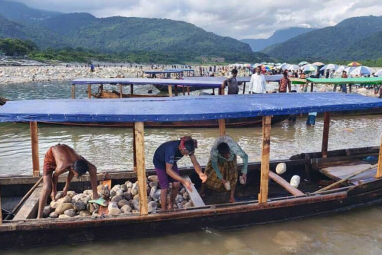 シレットのサダパトールでは観光船を除くすべての船舶の航行が禁止されている