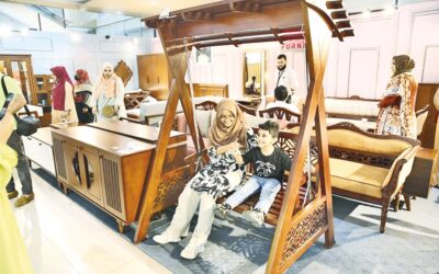 最新のトレンドを探るため、来場者が家具見本市に集まる