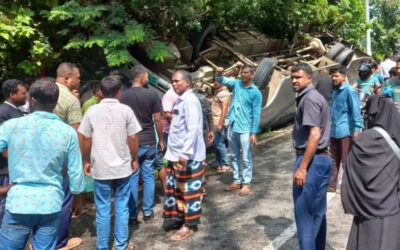 カグラチャリでバスが横転、2人死亡、20人負傷