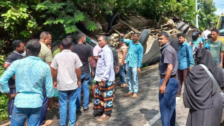 カグラチャリでバスが横転、2人死亡、20人負傷
