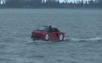 10年生が車型の船でガイバンダの住民を驚かせる