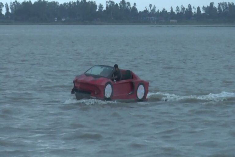 10年生が車型の船でガイバンダの住民を驚かせる