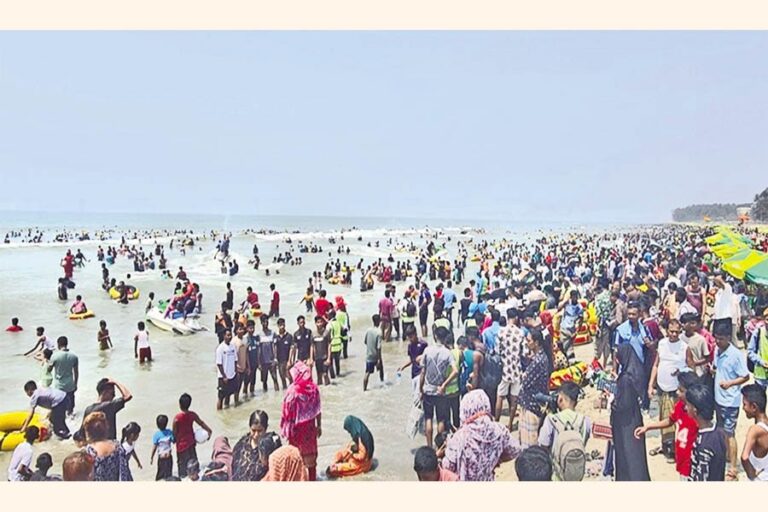 嵐の警報にもかかわらず、観光客がコックスバザールに殺到