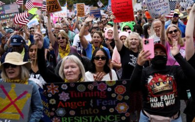 全米で数百万人が反トランプ「王様はいない」抗議デモに参加
