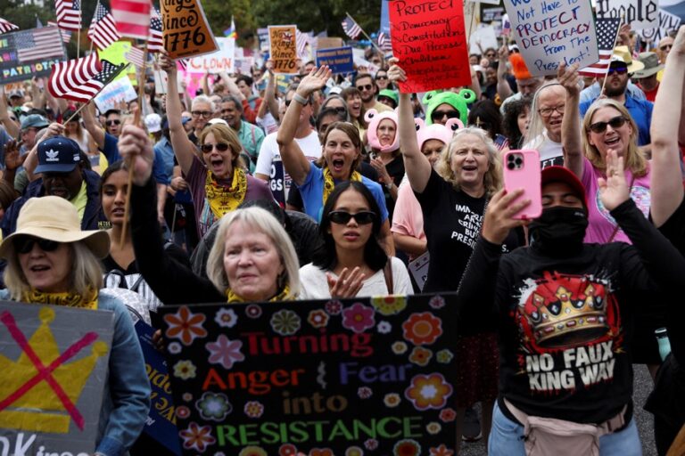 全米で数百万人が反トランプ「王様はいない」抗議デモに参加
