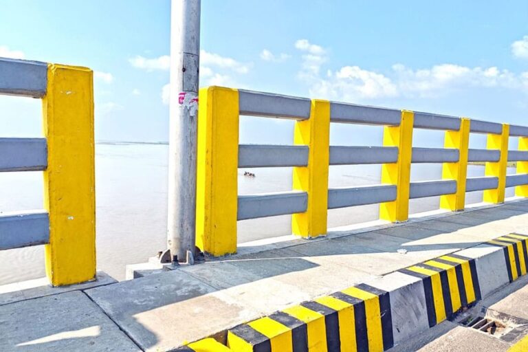 マウラナ・バシャニ橋の大きな隙間は歩行者にとって死の罠