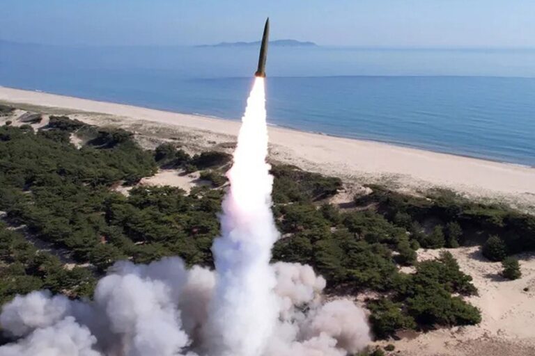北朝鮮が複数の弾道ミサイルを発射
