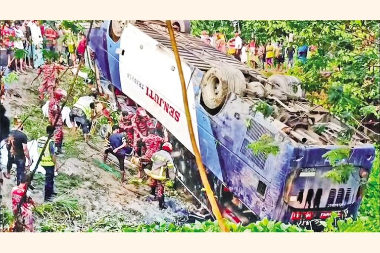 バスが横転して道路脇の溝に転落した後、救助活動が行われている