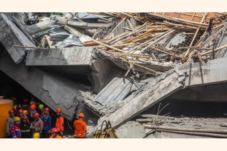 インドネシアの学校崩壊で数十人行方不明、3人死亡