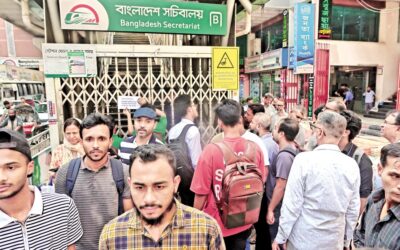 メトロレールのセクレタリアト駅の入り口で長時間待つ通勤客