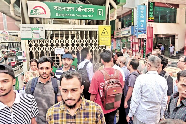 メトロレールのセクレタリアト駅の入り口で長時間待つ通勤客