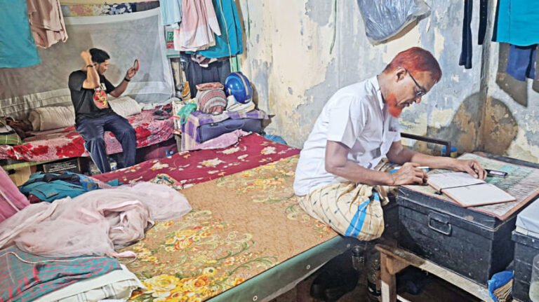 湿った床の上、雨漏りする屋根の下