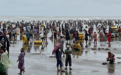行楽客は雨と荒波にも負けない