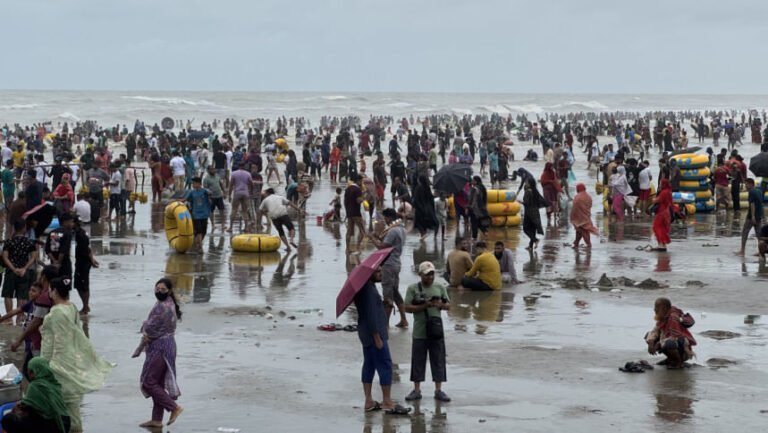 行楽客は雨と荒波にも負けない