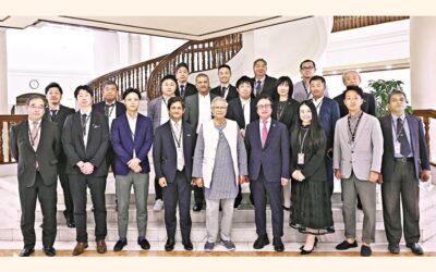 チーフアドバイザーのムハマド・ユヌス教授が日本のNBCC代表団と写真撮影に応じる