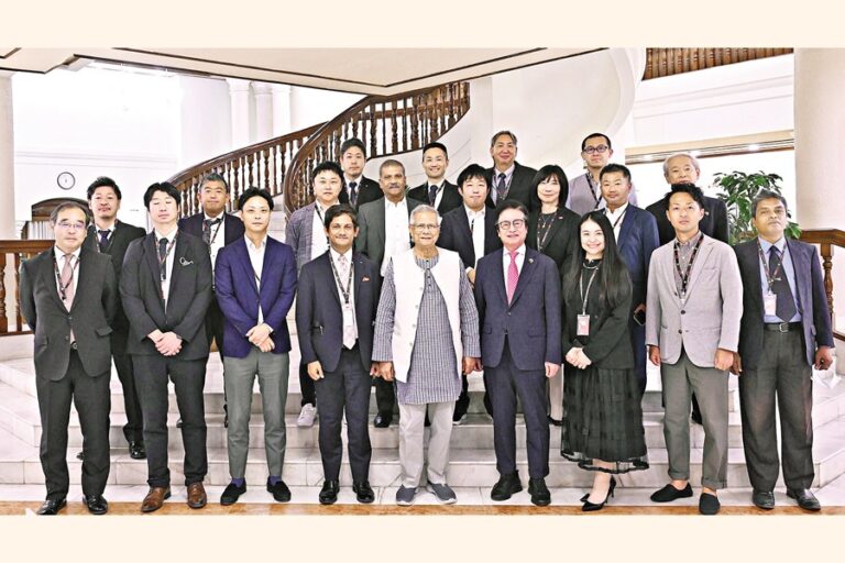 チーフアドバイザーのムハマド・ユヌス教授が日本のNBCC代表団と写真撮影に応じる