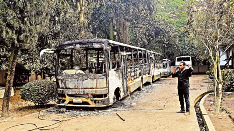 DIUとシティ大学の学生の衝突で多数の負傷者