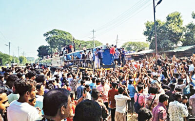 バイラブ地区の要求：抗議者が列車に石を投げつけ20人が負傷