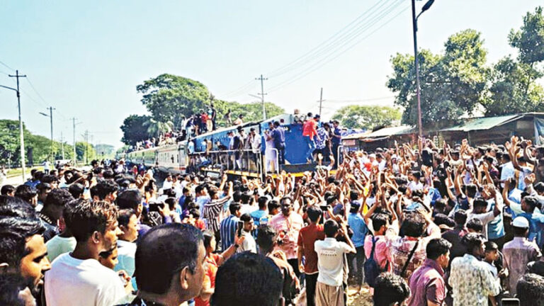 バイラブ地区の要求：抗議者が列車に石を投げつけ20人が負傷
