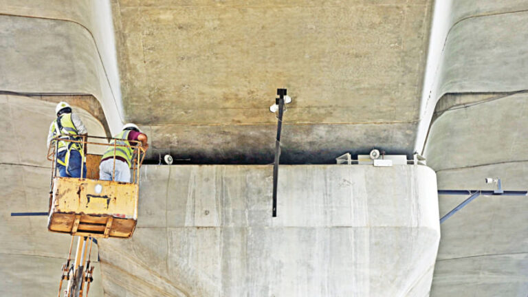 文書を掘り下げる捜査官