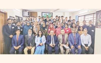 ジャナタ銀行のマネージングディレクター、ムハンマド・マジブル・ラーマン氏が他の人たちとポーズをとる