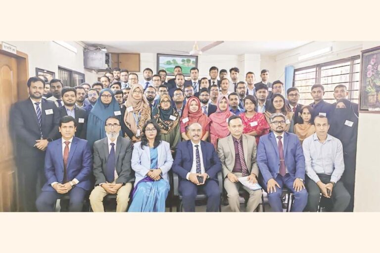 ジャナタ銀行のマネージングディレクター、ムハンマド・マジブル・ラーマン氏が他の人たちとポーズをとる