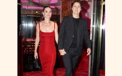 トルドー首相、パリのイベントで歌手ペリーと手をつないでいる写真