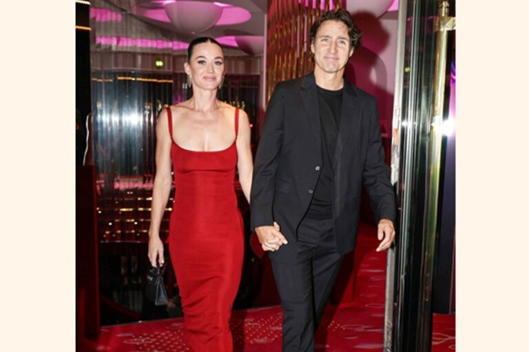 トルドー首相、パリのイベントで歌手ペリーと手をつないでいる写真