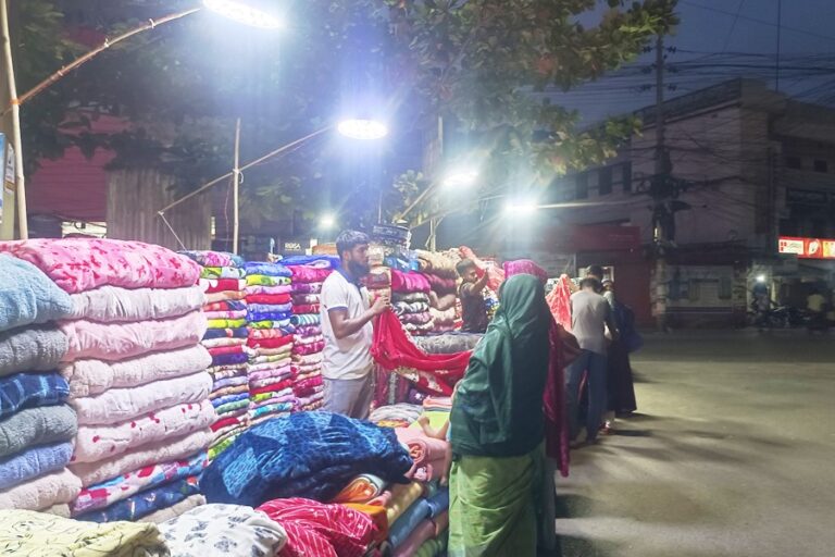 冬が近づくにつれ、ラジシャヒの毛布市場が活況を呈している