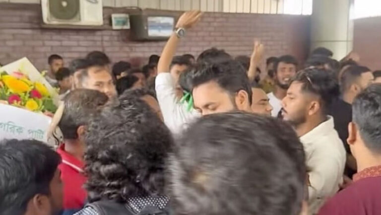 ダッカ空港：ジャーナリストらがアクテル氏とタスニム・ジャラ氏の記者会見をボイコット