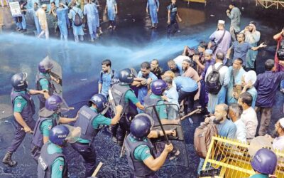 警察がエブテダイ・マドラサの教師たちに放水砲を使用