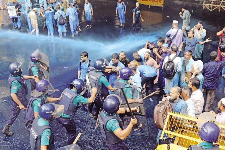 警察がエブテダイ・マドラサの教師たちに放水砲を使用