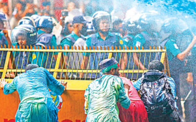 警察がマドラサ教師のデモを解散させ、50人負傷