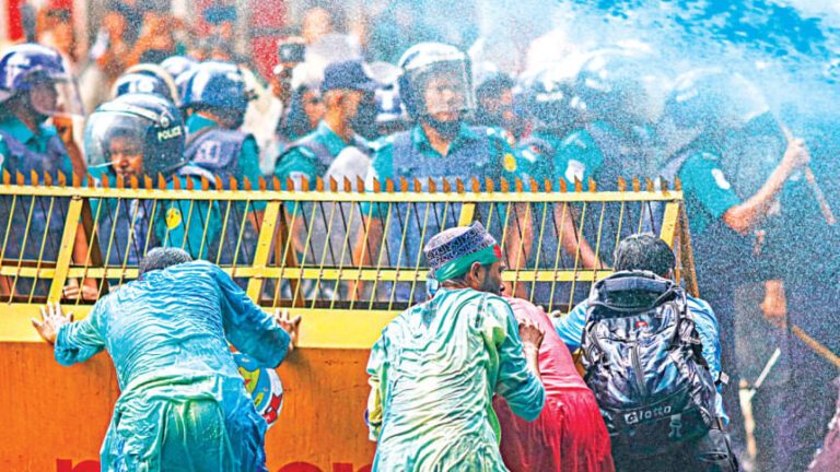 警察がマドラサ教師のデモを解散させ、50人負傷