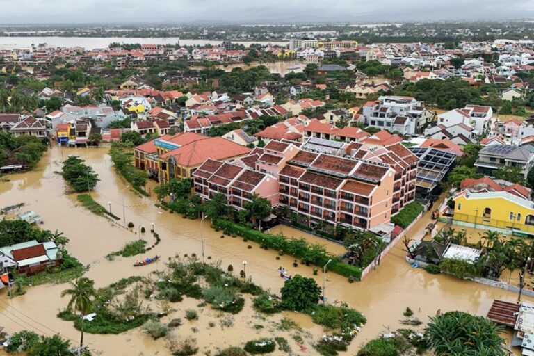 川の水位は60年ぶりの高水準