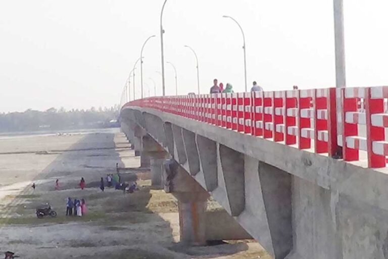 ティースタは生き残るために叫ぶ