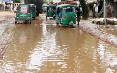 シレット市の老朽化した道路で人々が苦しんでいる