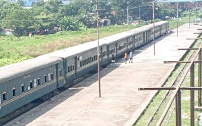 主要鉄道路線が運休のままで地元住民は苦境に立たされている