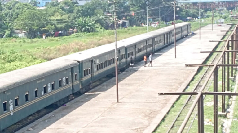 主要鉄道路線が運休のままで地元住民は苦境に立たされている