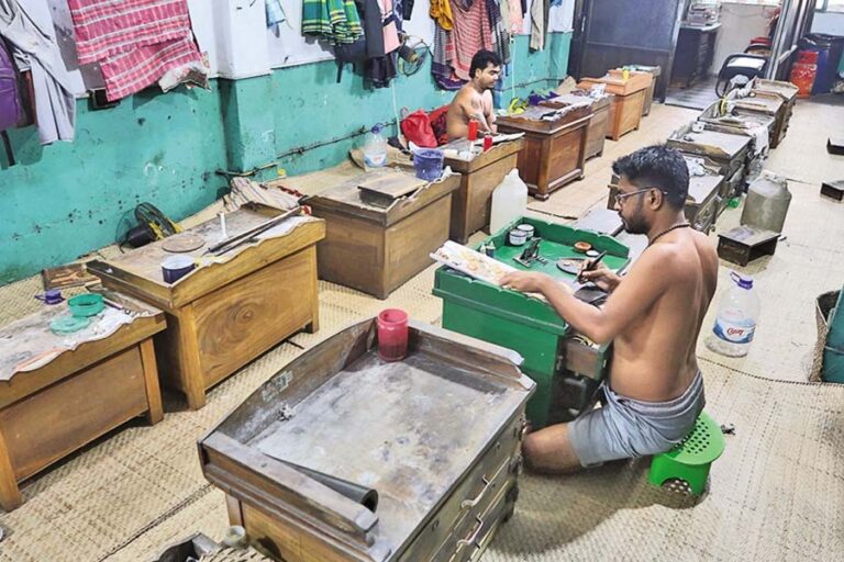 タンティバザールの宝石工場で働く金細工師はたった2人だけ