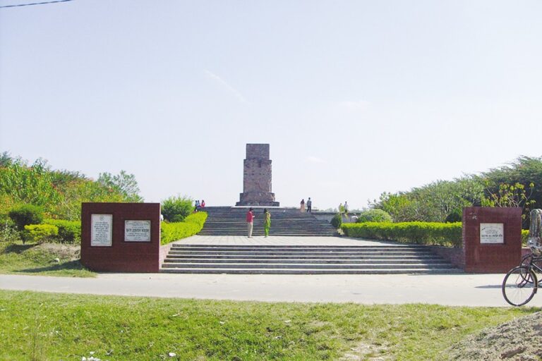 ラジシャヒ大学の解放戦争の彫刻は放置されている