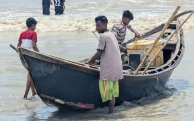 松葉杖と勇気で、彼は湾を漕ぎ進む