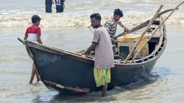 松葉杖と勇気で、彼は湾を漕ぎ進む
