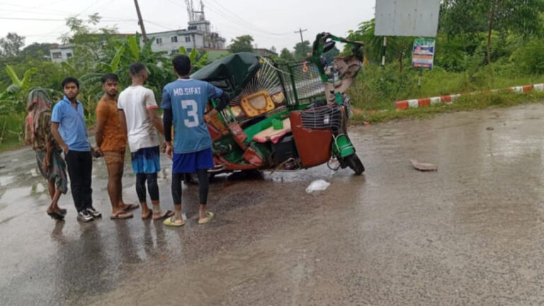 ガジプールでトラックがオートリキシャに衝突、2人死亡