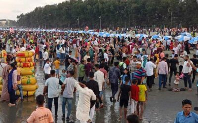 コックスバザール、シレットはドゥルガー・プージャの行楽客で賑わう