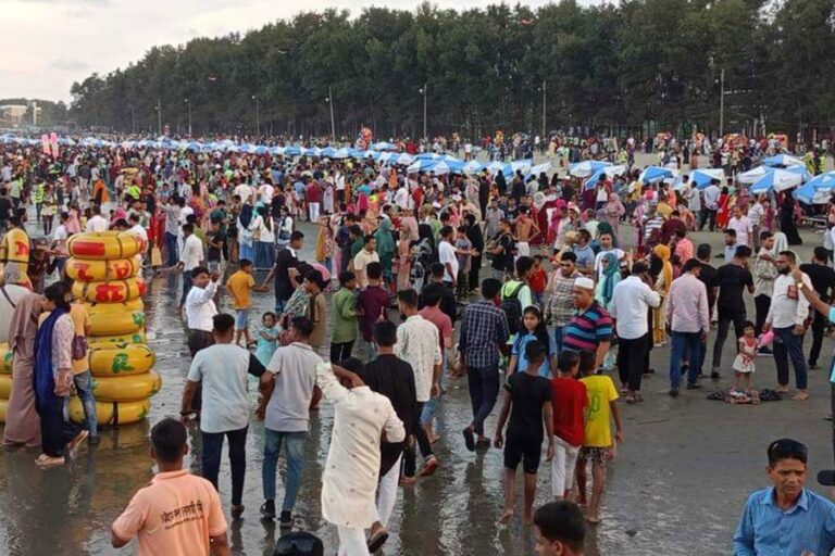 コックスバザール、シレットはドゥルガー・プージャの行楽客で賑わう