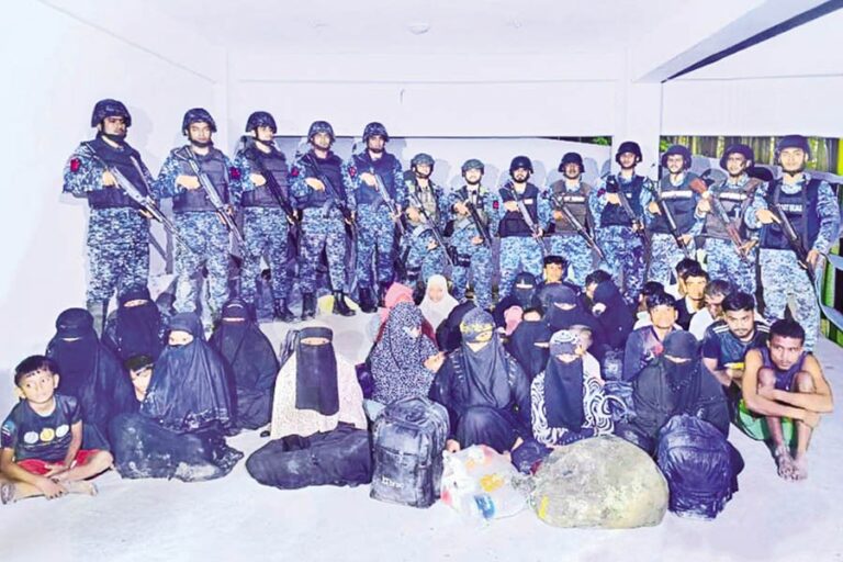 バングラデシュ海軍と沿岸警備隊のメンバーは、拉致被害者39人を救出し、人身売買業者2人を拘束した。